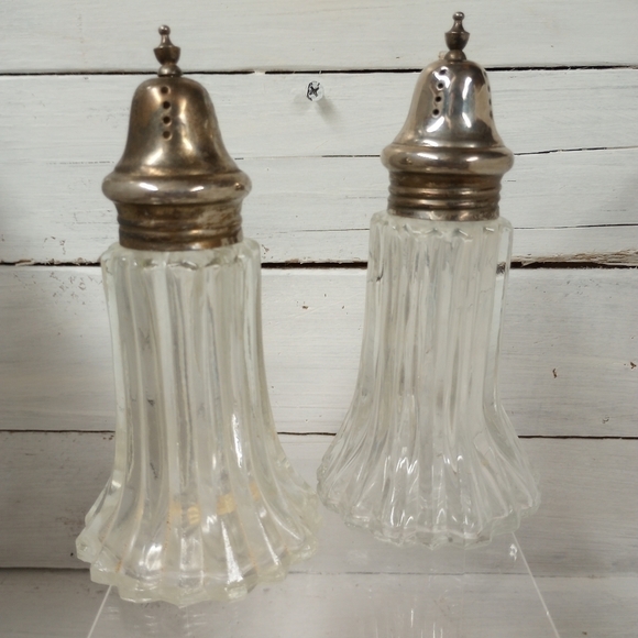 Vintage Clear Glass Salt & Pepper Shakers with Silver Plate Lids Farmhouse - Picture 1 of 8